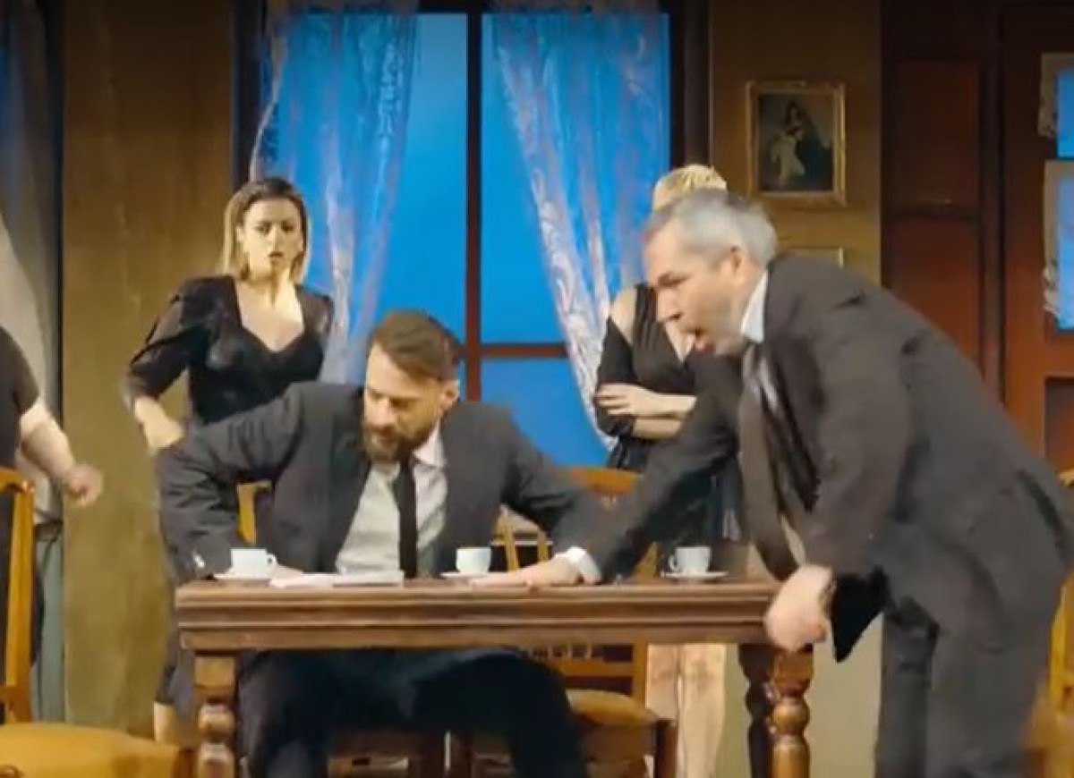 Στιγμιότυπο από την παράσταση «Μπαμπάδες με ρούμιμ».
