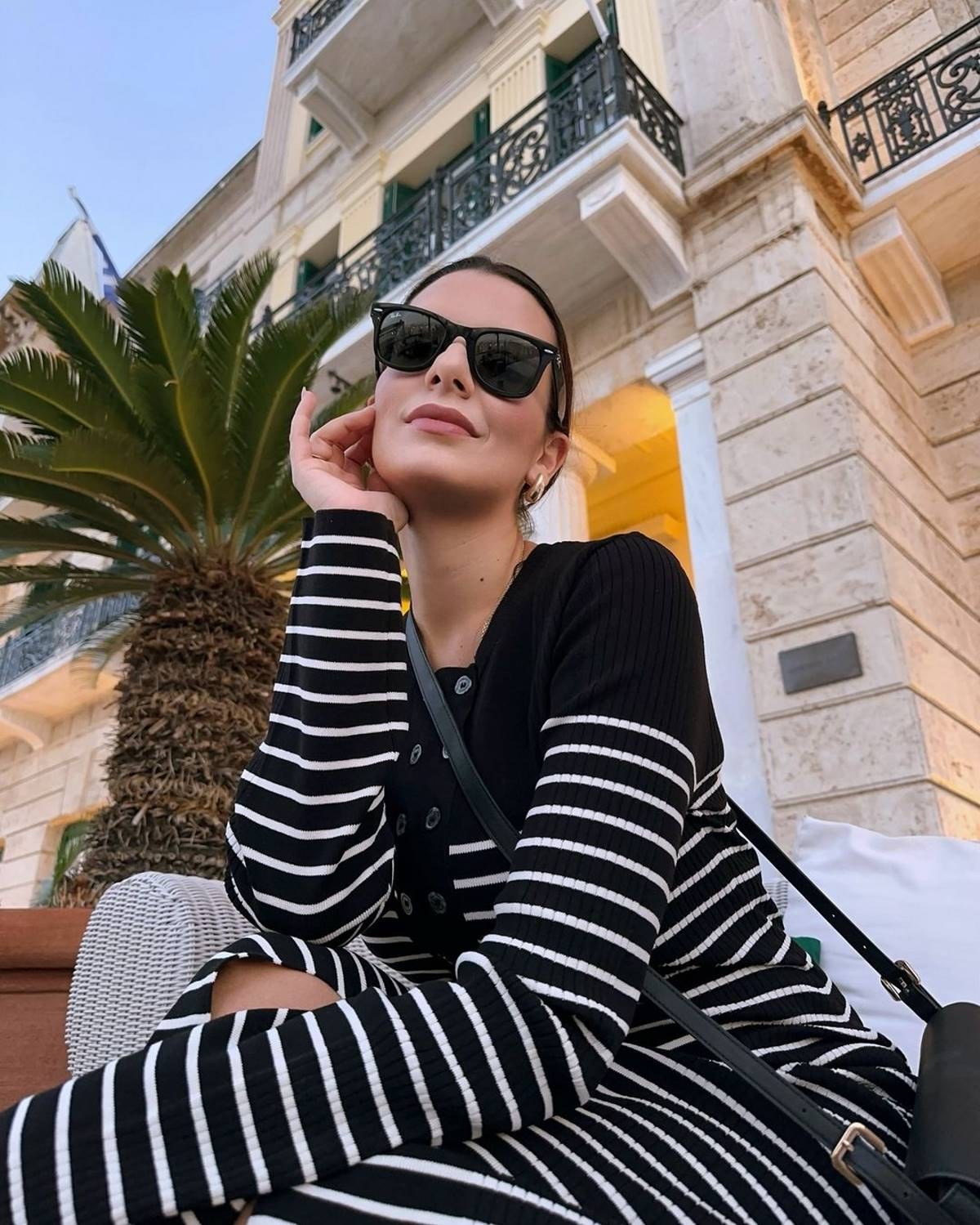 Η Νικολέττα Ράλλη με ριγέ φόρεμα και γυαλιά ηλίου
