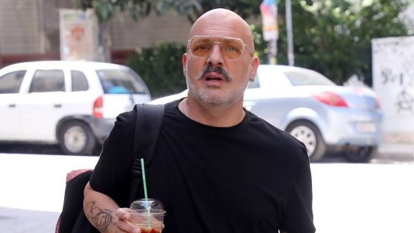 Ο Νίκος Μουτσινάς βόλτα για καφέ