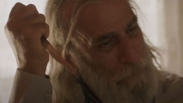 Ο Δημητρός στην σειρά "Παραλία" απειλεί με μαχαίρι.