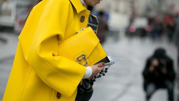 peacoat κίτρινο στο street style