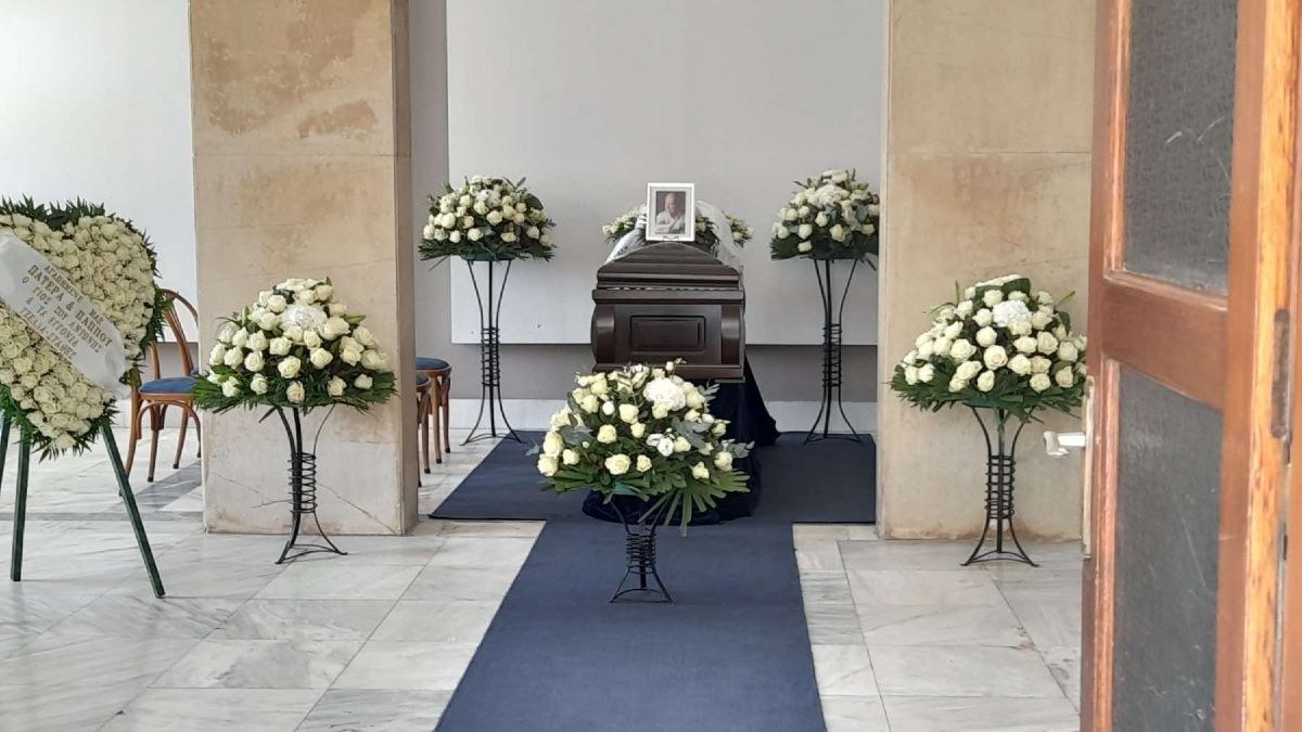 Φωτογραφίες από την κηδεία του Μίμη Πλέσσα