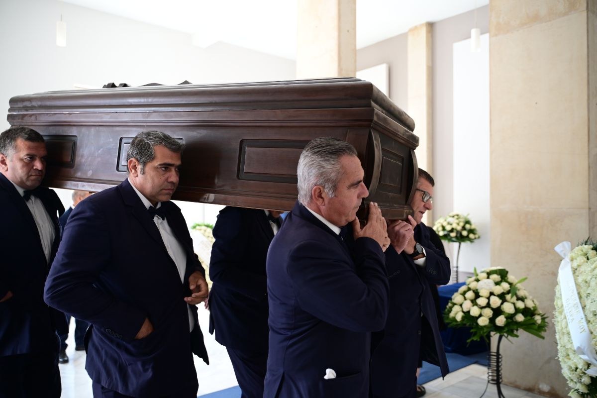 Φωτογραφίες από την κηδεία του Μίμη Πλέσσα