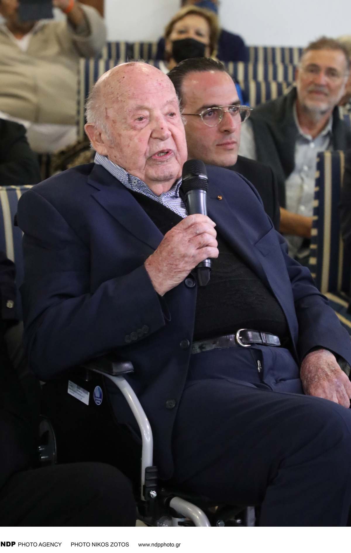 Ο Μίμης Πλέσσας σε παλαιά φωτογραφία του