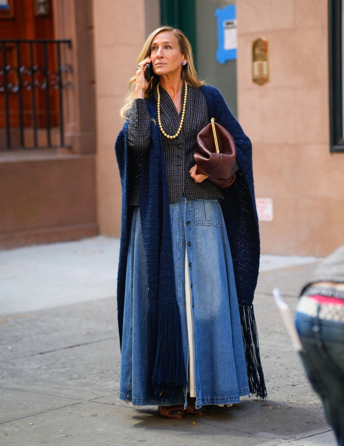 H Sharah Jessica Parker με τζιν φούστα