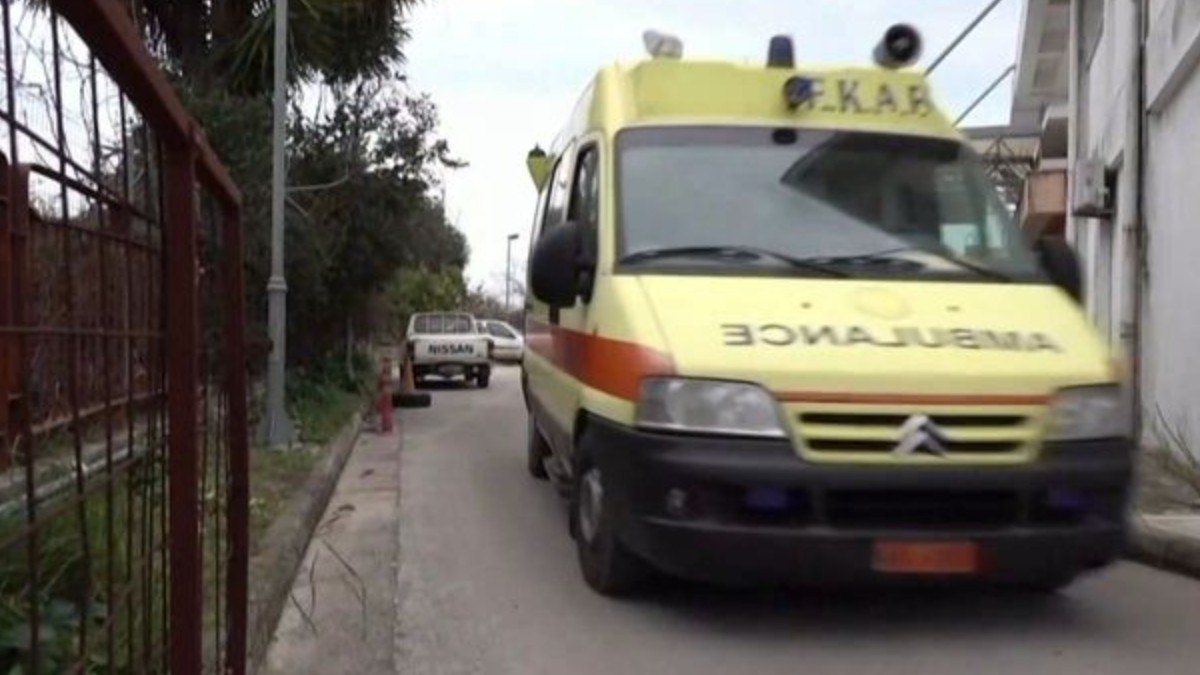 Ασθενοφόρο στο δρόμο