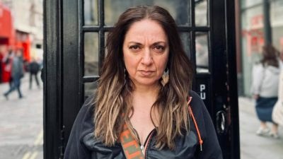 Η Σοφια Μουτιδου μπροστά από τηλεφωνικό θάλαμο