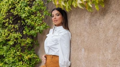 Η σταματίνα Τσιμτσιλή με λευκό πουκάμισο