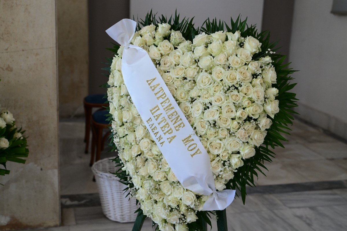 Το στεφάνι της Ελεάννας Πλέσσα στην κηδεία του πατέρα της