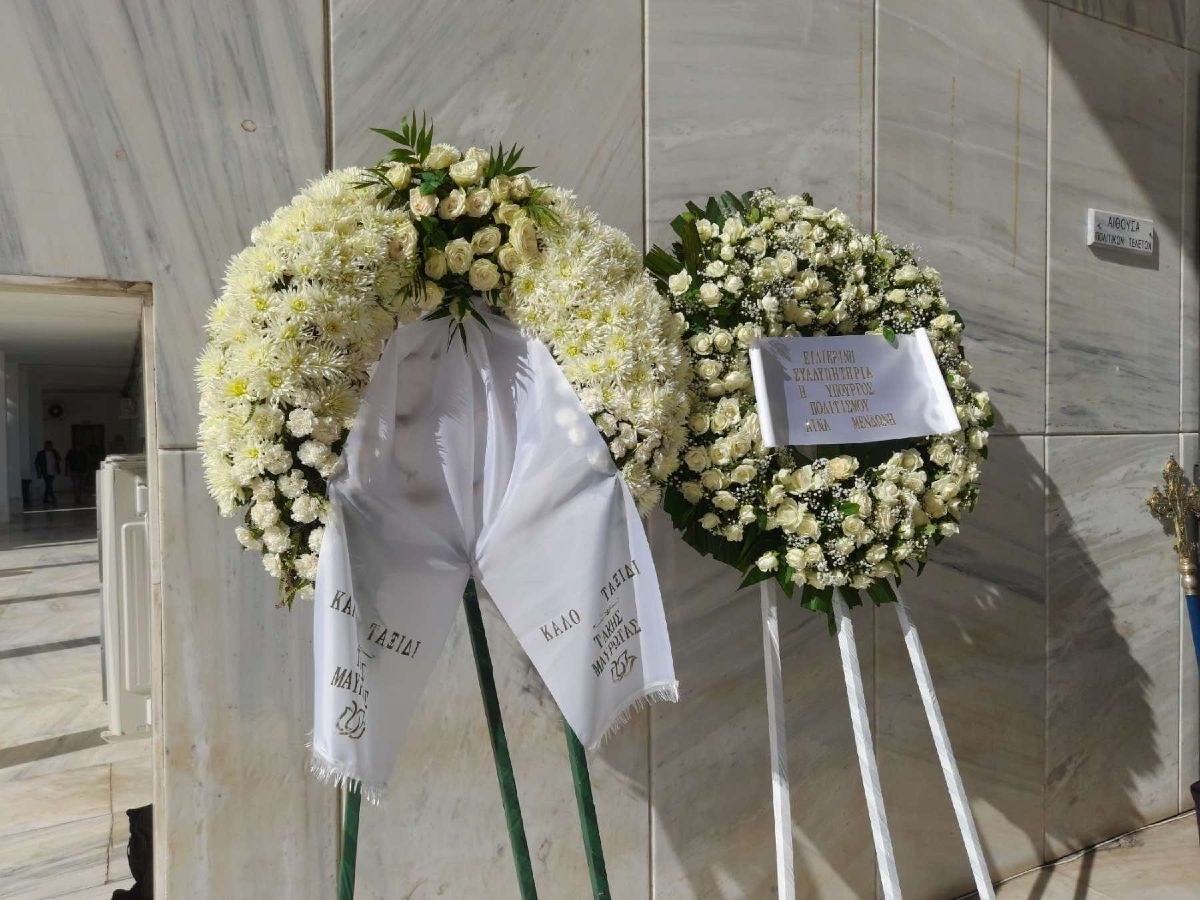 Τα στεφάνια στην κηδεία του Μίμη Πλέσσα