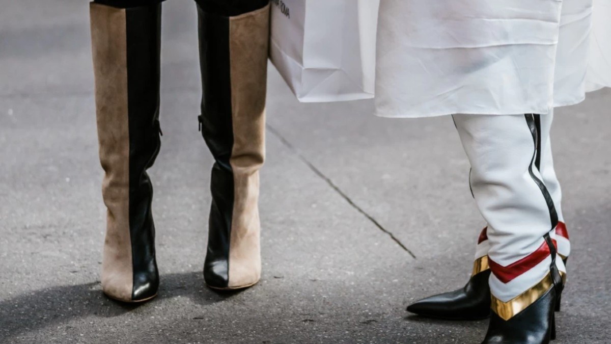 καφέ παπούτσια στο street style