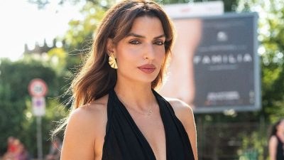 Τόνια Σωτηρωπούλου με μαύρο φόρεμα