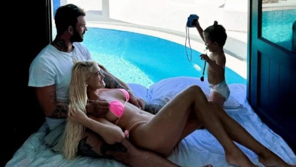Η Ιωαννα Τουνη με τον Δημητρη και τον Παρη σε δωματιο με πισινα