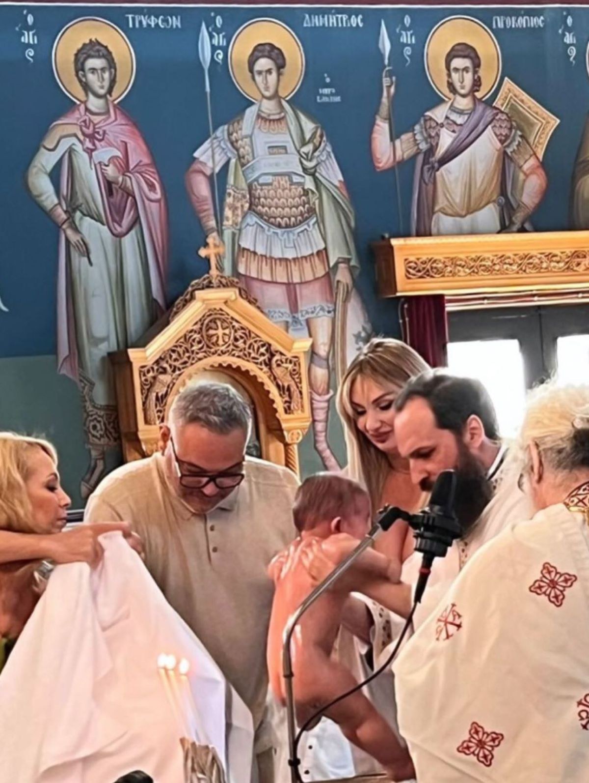 Η στιγμή που ο γιος της Αντιγόνης Κουλουκάκου και του Νίκου Ράικου βαφτίζεται