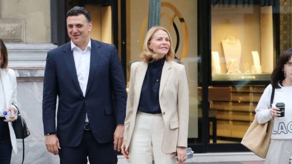 Ο Βασίλης Κικίλιας, μαζί με την σύζυγό του, Τζένη Μπαλατσινού