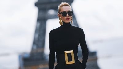 Γυναίκα με μαύρα ρούχα και μεγάλη ζώνη