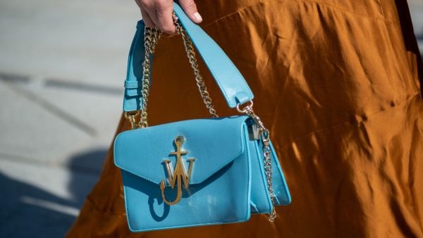 color trends στο street style με μοντέλο να κρατάει γαλάζια τσάντα