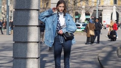 Κοπέλα φοράει τάσεις στα τζιν σε total look