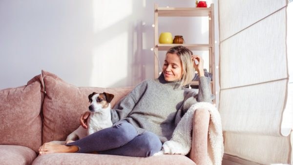 γυναίκα με σκύλο σε καναπέ hygge στυλ ΙΚΕΑ
