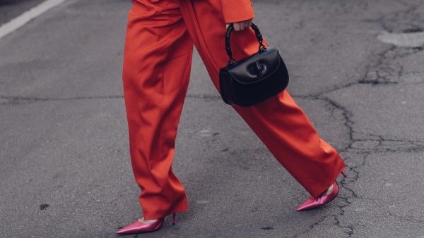 Γυναίκα στο street style με παπούτσια και κόκκινο κοστούμι