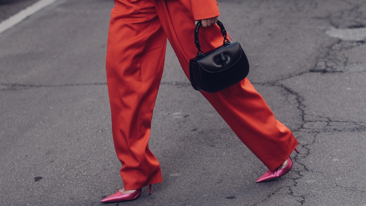 Γυναίκα στο street style με παπούτσια και κόκκινο κοστούμι