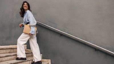 κοπέλα με παντελόνι και πουκάμισο