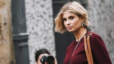 γυναίκα με μπορντό πουλόβερ