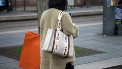 γυναίκα με πανωφόρι sheepskin στον δρόμο