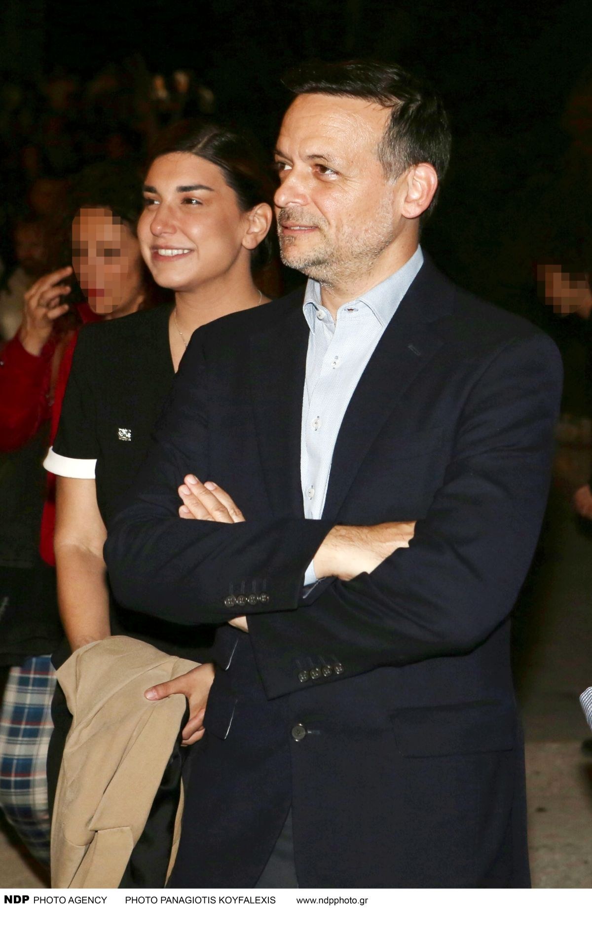 Ο Χάρης Δούκας με τη σύντροφο του στο Λυκαβηττός.Συναυλία "Τίποτα δεν πάει χαμένο"