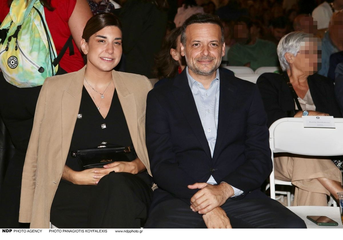 Ο Χάρης Δούκας με τη σύντροφο του στο Λυκαβηττός.Συναυλία "Τίποτα δεν πάει χαμένο"