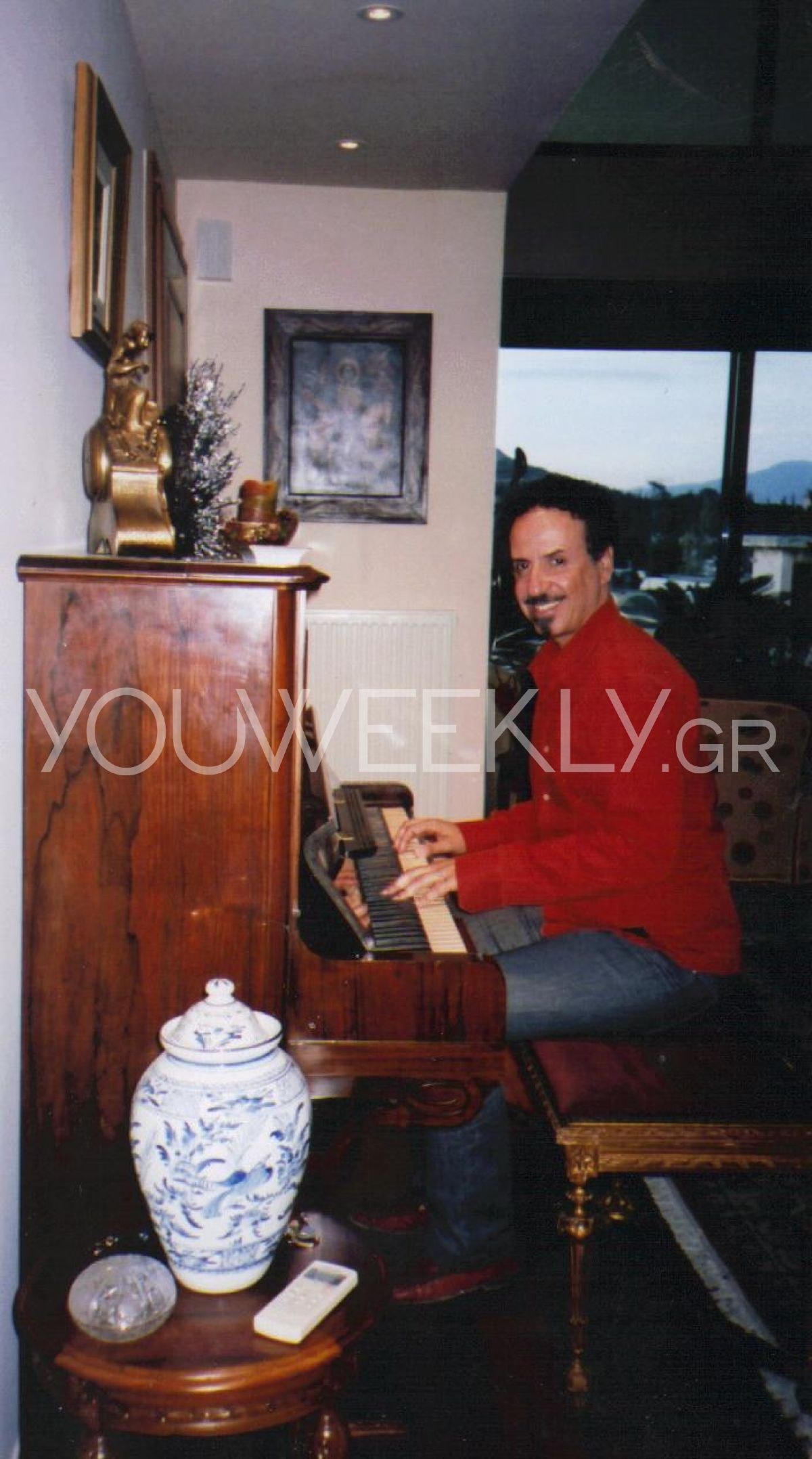 Ο Χάρης Ρώμας παίζει πιάνο