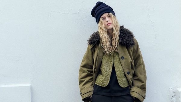 Μοντέλο με μπουφάν και παλτό zara
