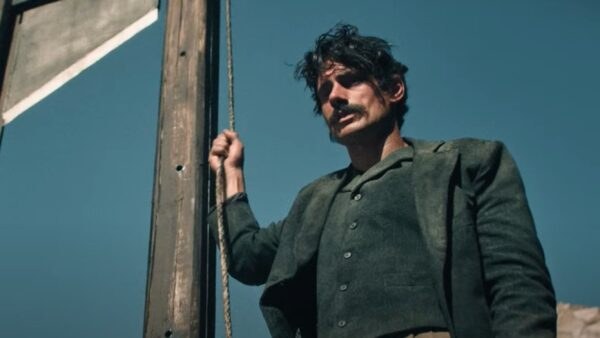 Ο Πάνος Βλάχος σε σκηνή της σειράς "17 Κλωστές"