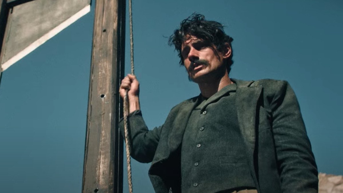 Ο Πάνος Βλάχος σε σκηνή της σειράς "17 Κλωστές"