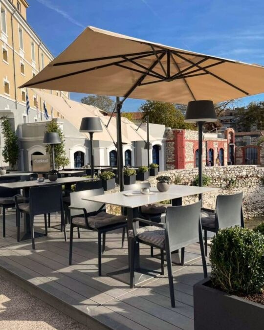 Η όμορφη αυλή του Hydrama Hotel