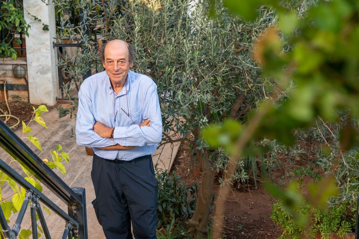 Ο Μανούσος Μανουσάκης στην αυλή του σπιτιού του