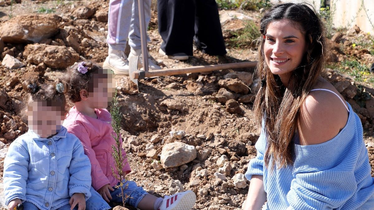 Χριστίνα Μπόμπα: Στολίζει το δέντρο στα πεθερικά της με τις δίδυμες κόρες της