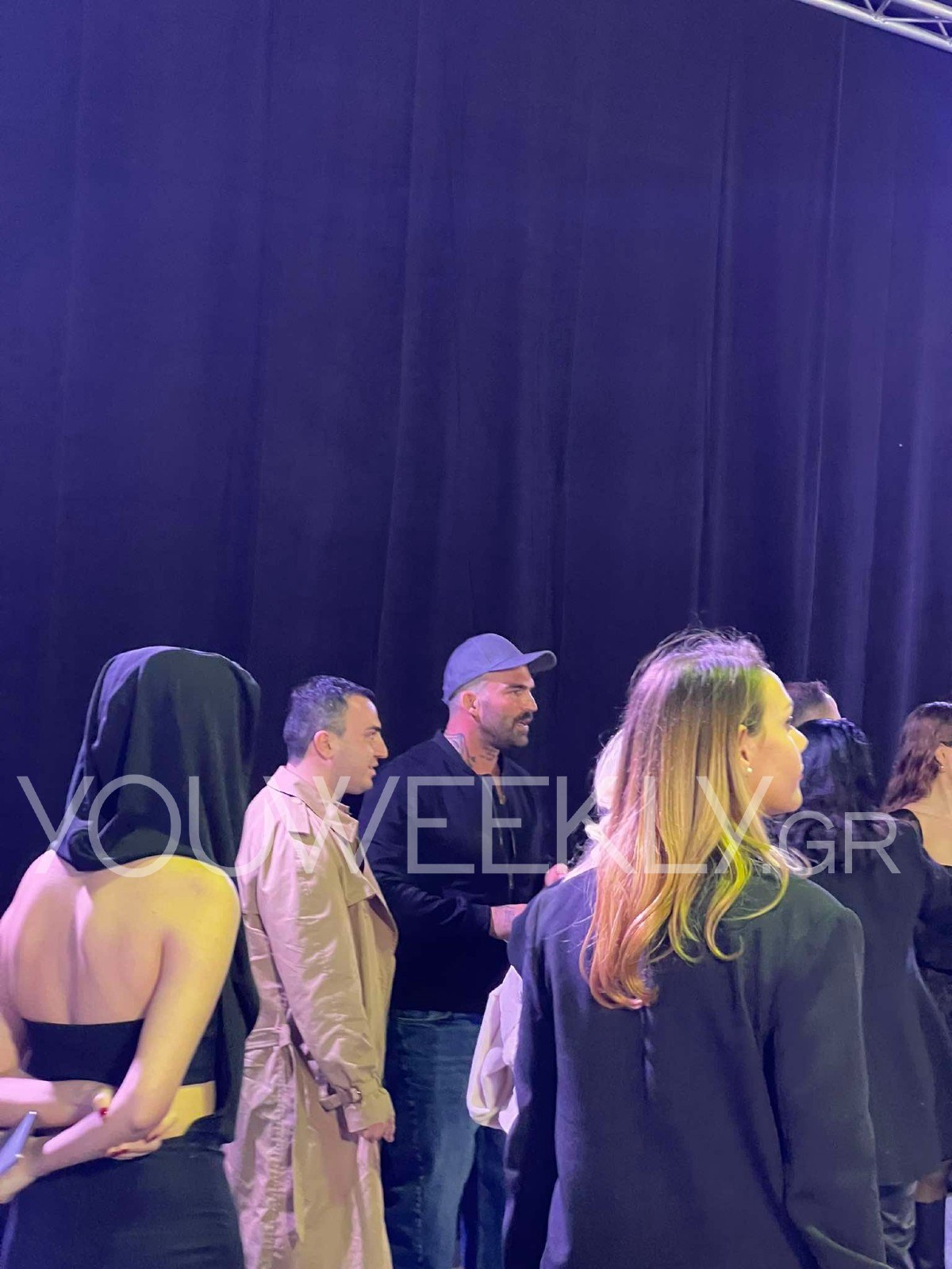 Ο Δημήτρης Αλεξάνδρου στο Athens Fashion Week μαζί με τον φίλο του, Στέφανο, για τα μάτια της Ιωάννας Τούνη