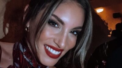 Η Αθηνά Οικονομάκου με κόκκινο κραγιόν και τα μαλλιά της ψηλά