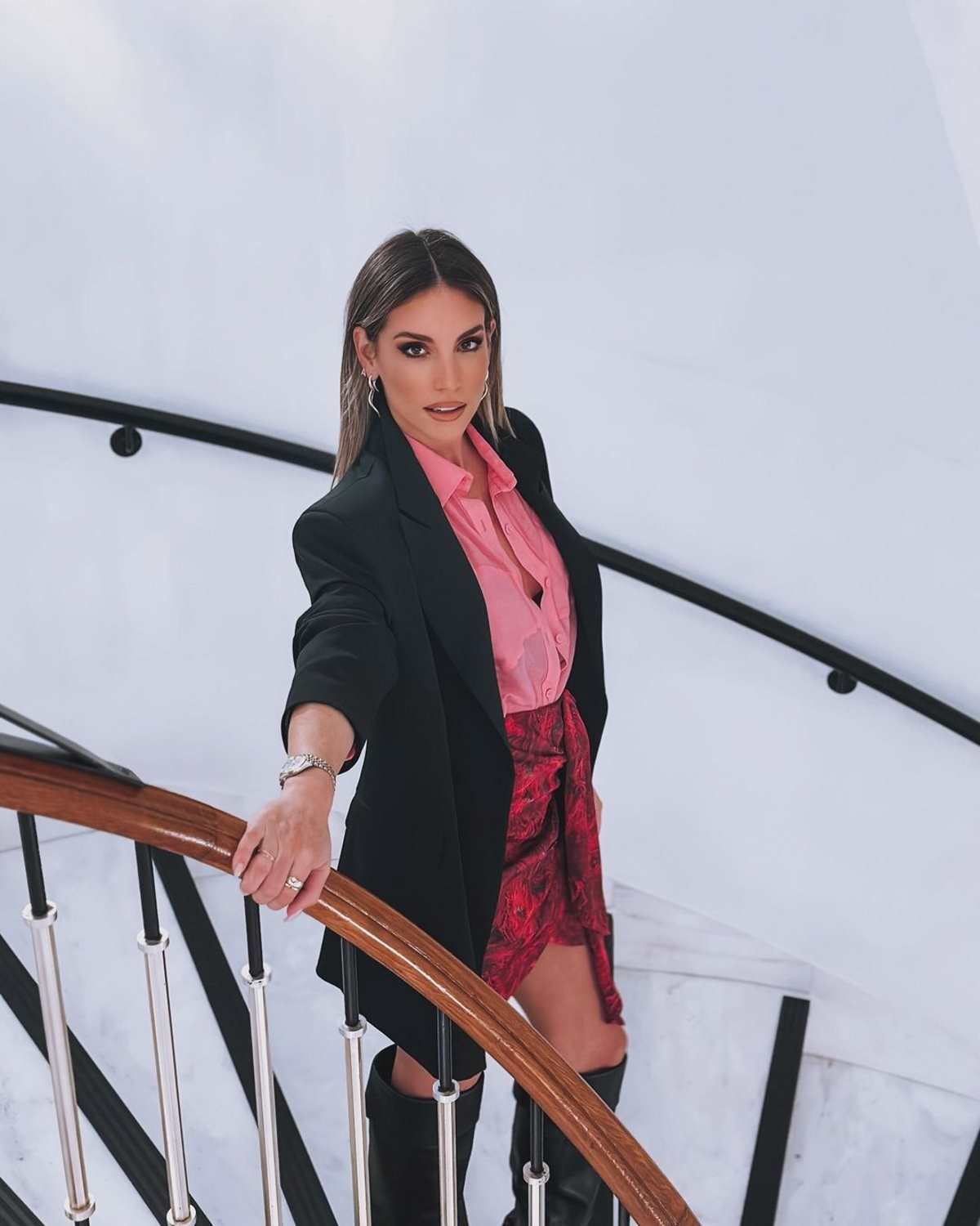 Η Αθηνά Οικονομάκου με μαύρο blazer και φούστα μίνι