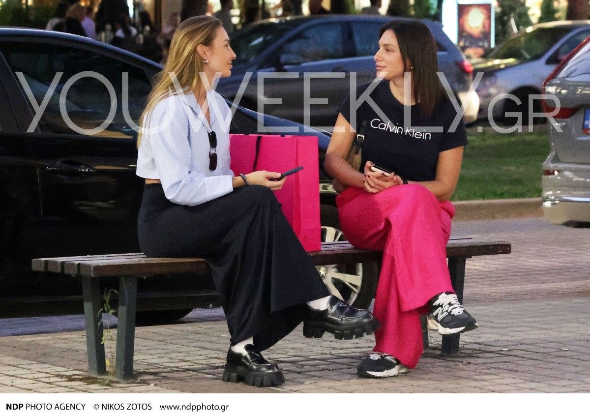Η Κατερίνα Δαλάκα με την φίλη της στη Γλυφάδα σε παγκάκι