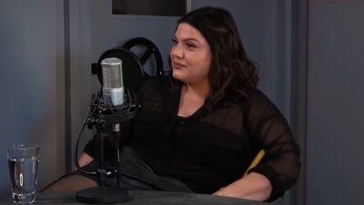 Η Δανάη Μπάρκα μαυροφορεμένη στο podcast της Ναταλίας Αργυράκη