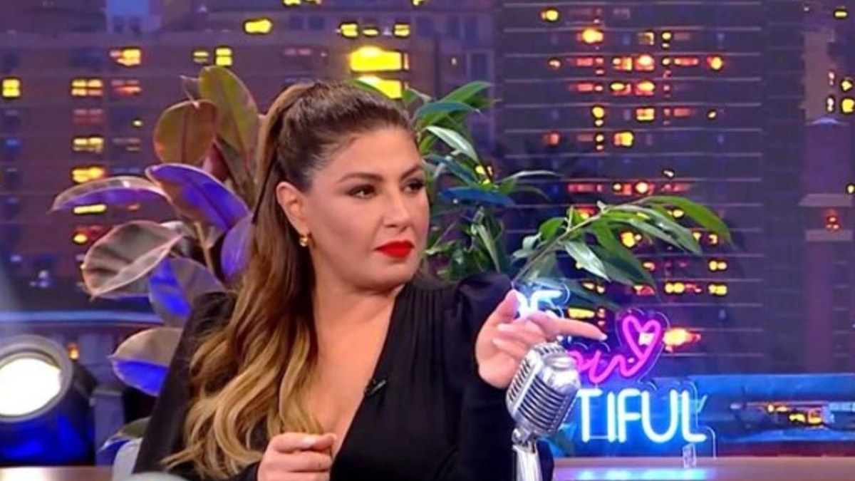 Η Έλενα Παπαρίζου μιλάει στο The 2 Night Show.