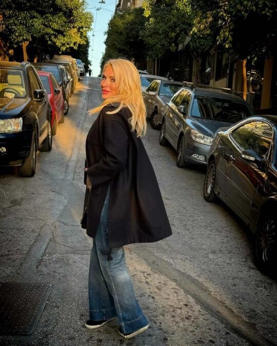 Η Ελένη Μενεγάκη στο κέντρο
