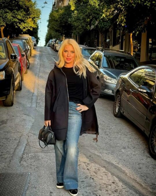 Η Ελένη Μενεγάκη στο κέντρο