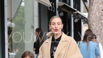 Η Ελεονώρα Μελέτη με κόκκινο κραγιόν στη Γλυφάδα
