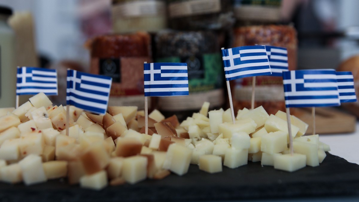 Τυριά με ελληνικές σημαίες