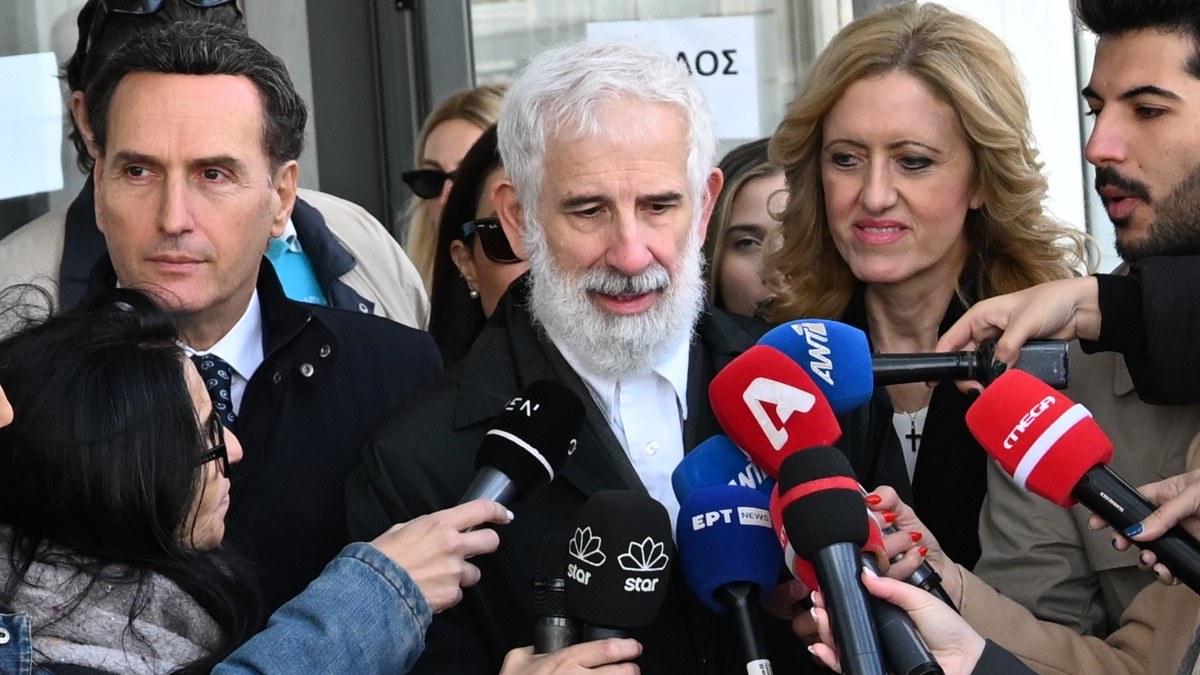 Αναβολή πήρε η δίκη του Πέτρου Φιλιππίδη, ο οποίος προχώρησε σε δηλώσεις στους δημοσιογράφους βγαίνοντας από το Εφετείο.