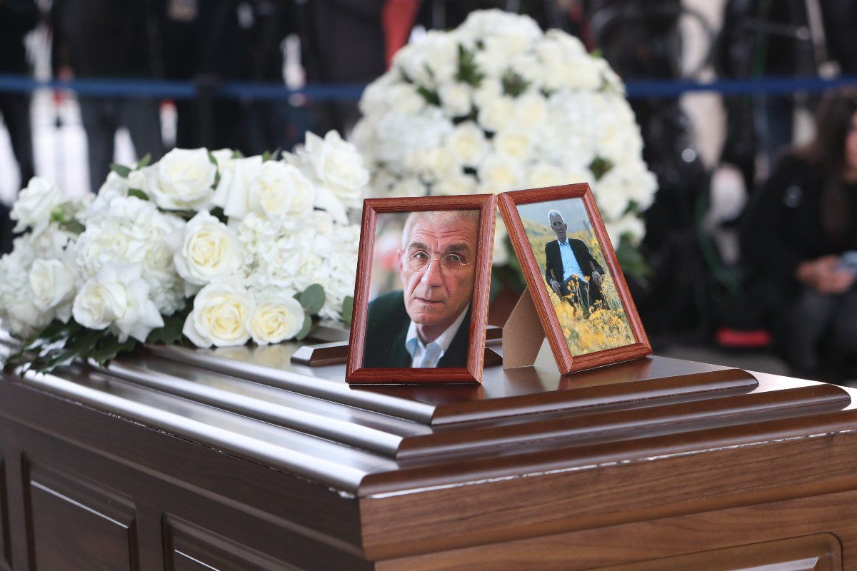 Οι φωτογραφίες του Γιάννη Μπουτάρη πάνω από το φέρετρό του