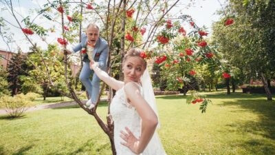Bridal look νύφης με γαμπρό σε φωτογράφιση στην εξοχή